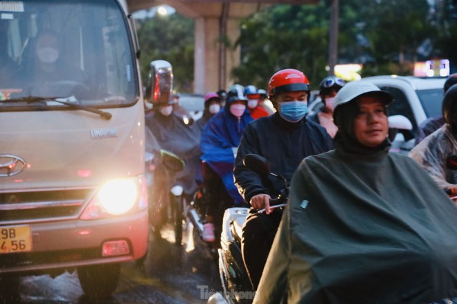 Đường phố Hà Nội tắc nghẽn nhiều giờ trong mưa rét - Ảnh 19.