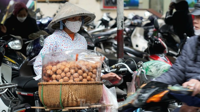 Người lao động ngoài đường phố Hà Nội quay quắt mưu sinh dưới mưa rét - Ảnh 11.