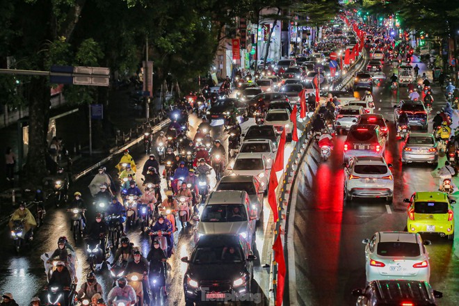 Đường phố Hà Nội tắc nghẽn nhiều giờ trong mưa rét - Ảnh 18.