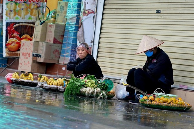 Người lao động ngoài đường phố Hà Nội quay quắt mưu sinh dưới mưa rét - Ảnh 10.