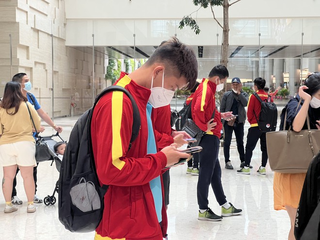 ĐT Việt Nam đ&atilde; tới Singapore, Quang Hải tạo sự kh&aacute;c biệt - Ảnh 6.
