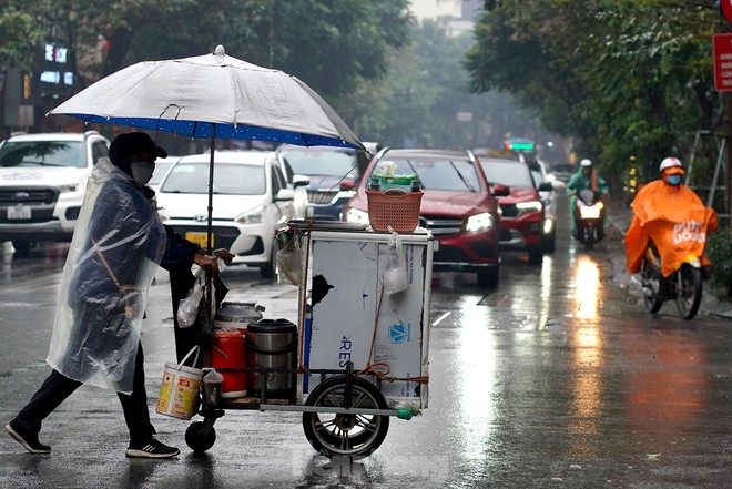 Người lao động ngoài đường phố Hà Nội quay quắt mưu sinh dưới mưa rét - Ảnh 9.