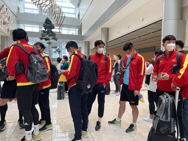 ĐT Việt Nam đ&atilde; tới Singapore, Quang Hải tạo sự kh&aacute;c biệt - Ảnh 5.