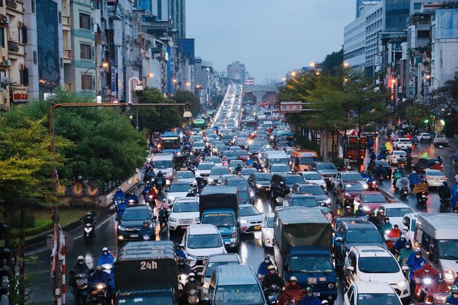 Đường phố Hà Nội tắc nghẽn nhiều giờ trong mưa rét - Ảnh 16.