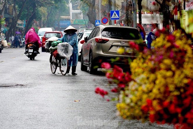 Người lao động ngoài đường phố Hà Nội quay quắt mưu sinh dưới mưa rét - Ảnh 8.