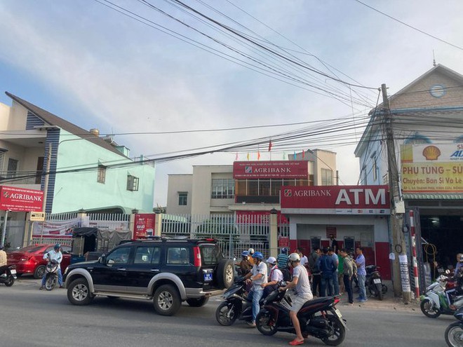 N&oacute;ng: Rất đ&ocirc;ng c&ocirc;ng an ngo&agrave;i một ng&acirc;n h&agrave;ng nghi bị cướp ở Đồng Nai - Ảnh 1.