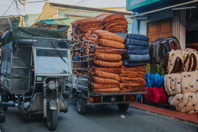 Thủ phủ chăn ga gối đệm Trát Cầu nhộn nhịp mùa rét - Ảnh 1.