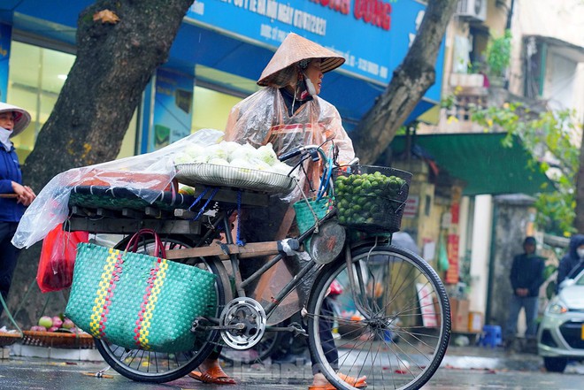 Người lao động ngoài đường phố Hà Nội quay quắt mưu sinh dưới mưa rét - Ảnh 7.