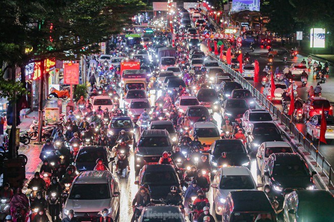 Đường phố Hà Nội tắc nghẽn nhiều giờ trong mưa rét - Ảnh 14.