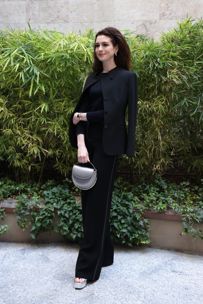 Anne Hathaway at age 40: \'\'Weight\'\' beautiful in every style, constantly causing fever because of her reverse aging appearance and classy fashion sense - Photo 7.