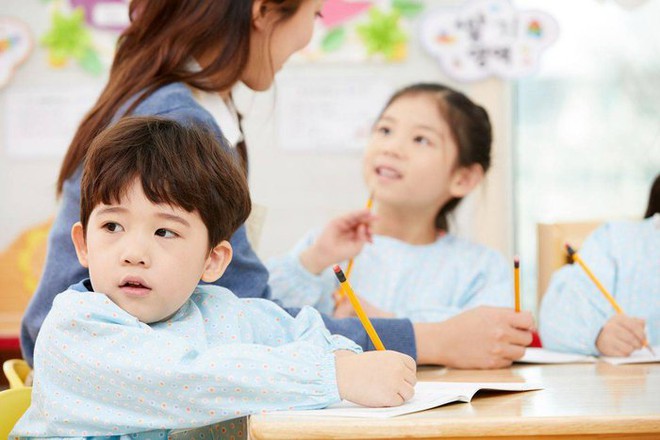 Bố mẹ thấy trẻ c&oacute; 3 biểu hiện sau cần chỉnh đốn sớm - Ảnh 2.