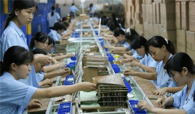 3 kh&ocirc;ng để c&ocirc; c&ocirc;ng nh&acirc;n chỉ học hết cấp 2 trở th&agrave;nh nữ tướng c&ocirc;ng nghệ khiến Foxconn phải d&egrave; chừng: Muốn tho&aacute;t ngh&egrave;o th&igrave; chăm chỉ l&agrave; chưa đủ - Ảnh 2.