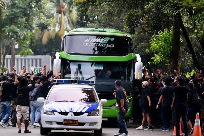 CĐV Indonesia tấn công xe chở tuyển Thái Lan, Madam Pang sợ xanh mặt - Ảnh 2.