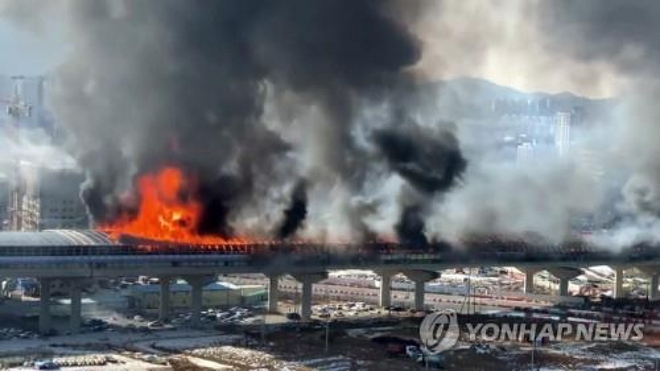 Ít nhất 5 người thiệt mạng trong vụ cháy hầm cao tốc tại Hàn Quốc - Ảnh 1.