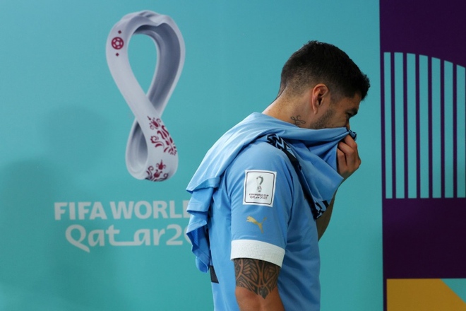 Trọng tài khiến Suarez khóc cạn nước mắt, Cavani uất ức đấm hỏng màn hình VAR - Ảnh 3.