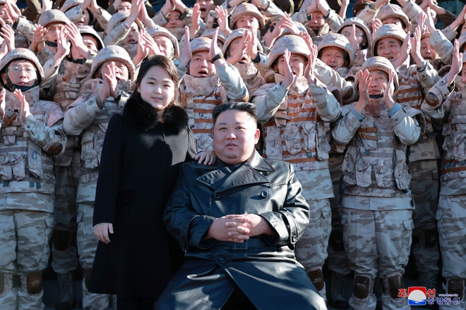 Con gái Chủ tịch Kim Jong-un tạo cơn sốt thời trang ở Triều Tiên - Ảnh 2.