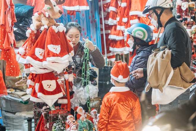 Giới trẻ Hà Nội nô nức check-in đón không khí Noel sớm trên phố Hàng Mã - Ảnh 7.