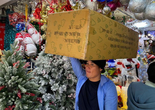 Phố Giáng sinh lớn nhất ở TP.HCM nhộn nhịp người mua sắm - Ảnh 12.