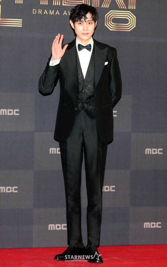 Thảm đỏ MBC Drama Awards: Sooyoung gợi cảm lấn át Yoona, mỹ nhân Reply 1988 lột xác cùng Lee Jong Suk dẫn đầu đoàn sao - Ảnh 13.