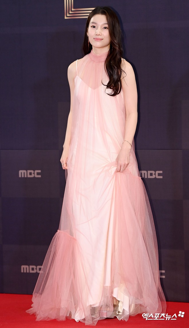 Thảm đỏ MBC Drama Awards: Sooyoung gợi cảm lấn át Yoona, mỹ nhân Reply 1988 lột xác cùng Lee Jong Suk dẫn đầu đoàn sao - Ảnh 20.