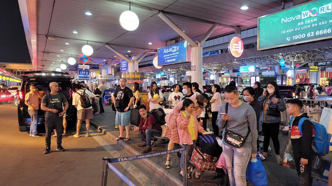 Đường vào sân bay Tân Sơn Nhất ùn tắc trong ngày làm việc cuối cùng của năm 2022 - Ảnh 10.