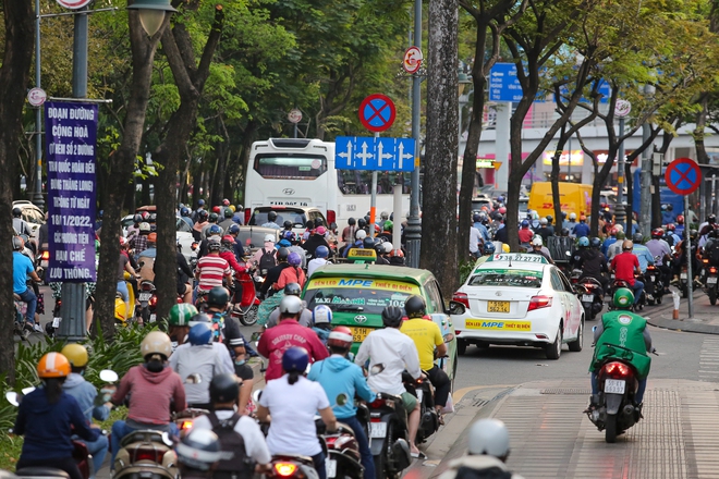 TP.HCM ùn tắc kéo dài trong chiều thứ 6 cuối cùng của năm, CSGT vất cả điều tiết - Ảnh 9.