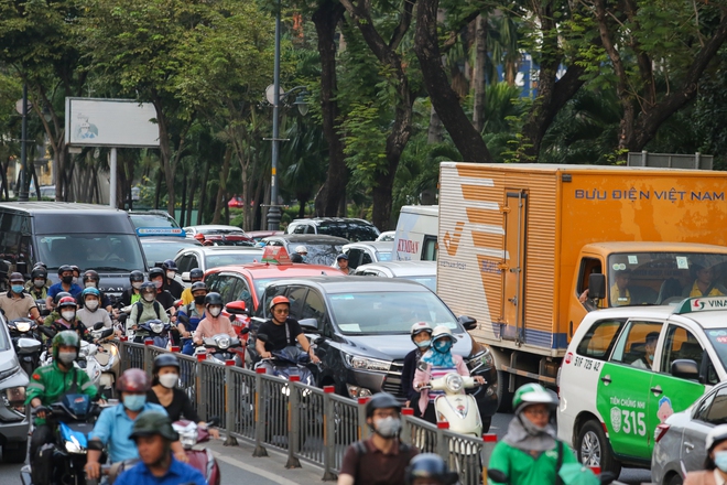 TP.HCM ùn tắc kéo dài trong chiều thứ 6 cuối cùng của năm, CSGT vất cả điều tiết - Ảnh 7.