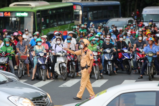 TP.HCM ùn tắc kéo dài trong chiều thứ 6 cuối cùng của năm, CSGT vất cả điều tiết - Ảnh 6.