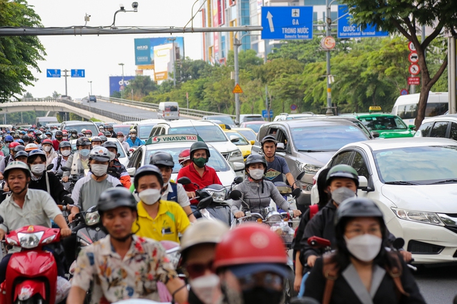 TP.HCM ùn tắc kéo dài trong chiều thứ 6 cuối cùng của năm, CSGT vất cả điều tiết - Ảnh 2.