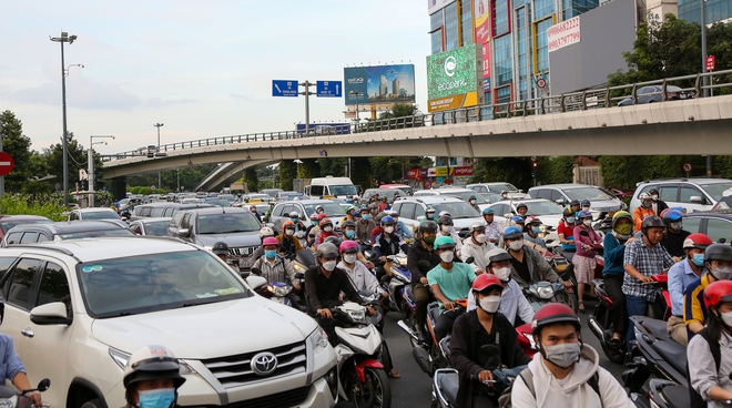 TP.HCM ùn tắc kéo dài trong chiều thứ 6 cuối cùng của năm, CSGT vất cả điều tiết - Ảnh 1.