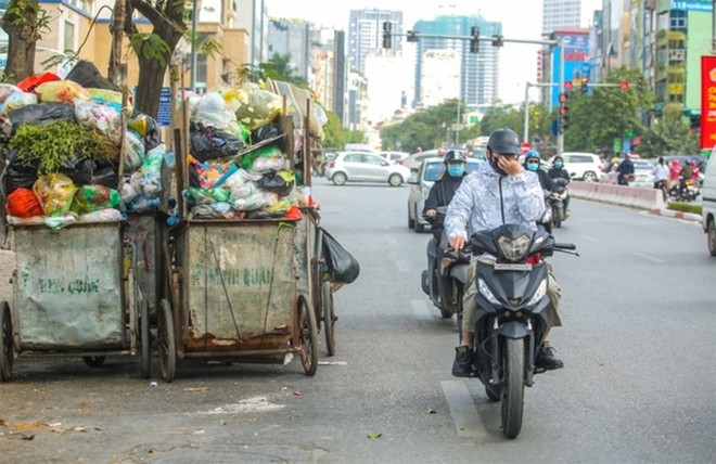 Dân còn thản nhiên ngồi ăn bên đống rác, bao giờ Hà Nội mới sạch, văn minh? - Ảnh 1.