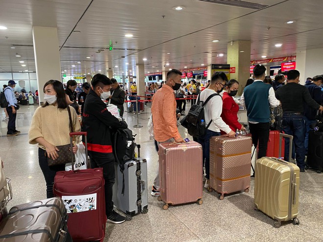 Đường vào sân bay Tân Sơn Nhất ùn tắc trong ngày làm việc cuối cùng của năm 2022 - Ảnh 8.