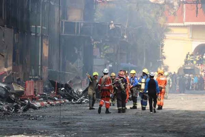 Campuchia và Thái Lan tiếp tục tìm kiếm nạn nhân vụ cháy casino kinh hoàng - Ảnh 1.