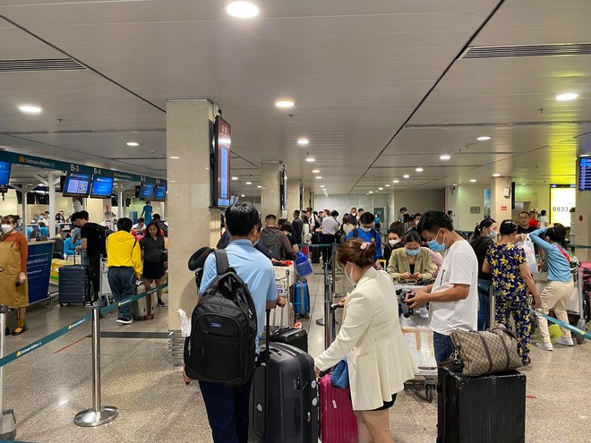 Đường vào sân bay Tân Sơn Nhất ùn tắc trong ngày làm việc cuối cùng của năm 2022 - Ảnh 7.