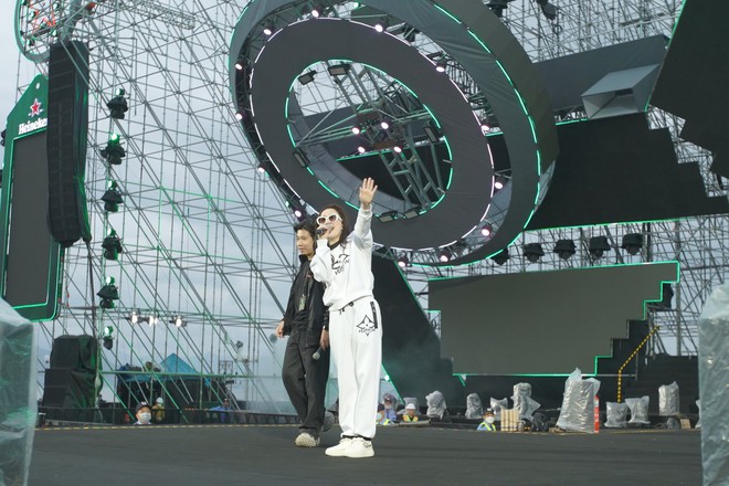 Giới trẻ H&agrave; Nội v&agrave; Nha Trang đứng ngồi kh&ocirc;ng y&ecirc;n trước thềm giao thừa b&ugrave;ng nổ c&ugrave;ng bộ 3 DJ đẳng cấp quốc tế tại sự kiện lớn nhất năm - Ảnh 10.