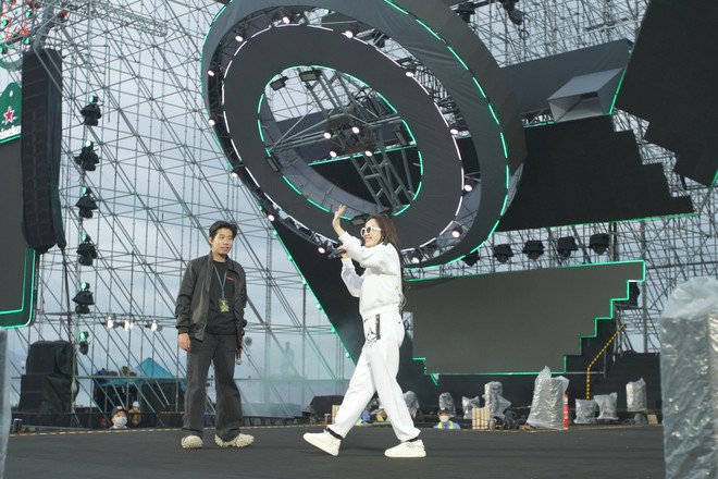 Giới trẻ H&agrave; Nội v&agrave; Nha Trang đứng ngồi kh&ocirc;ng y&ecirc;n trước thềm giao thừa b&ugrave;ng nổ c&ugrave;ng bộ 3 DJ đẳng cấp quốc tế tại sự kiện lớn nhất năm - Ảnh 11.