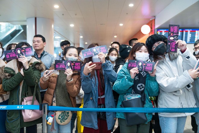 HOT: “DJ miền Tây” Hyoyeon chính thức xuất hiện, hàng trăm fan phủ kín “biển hồng” lightstick tại sân bay Nội Bài - Ảnh 4.