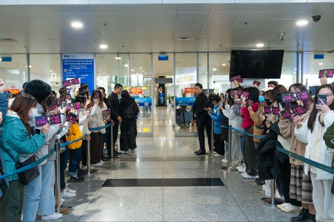 HOT: “DJ miền Tây” Hyoyeon chính thức xuất hiện, hàng trăm fan phủ kín “biển hồng” lightstick tại sân bay Nội Bài - Ảnh 2.