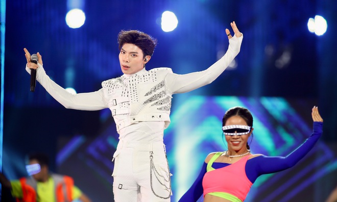 &ldquo;Chị đại&rdquo; CL &ldquo;ch&aacute;y hừng hực&rdquo; với h&agrave;ng trăm ngh&igrave;n kh&aacute;n giả của Tiger Remix, I Am The Best l&agrave;m rộn vang thời khắc giao thừa! - Ảnh 9.