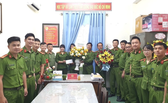 Bắt quả tang nam thanh ni&ecirc;n d&ugrave;ng giấy tờ giả chiếm đoạt h&agrave;ng trăm triệu đồng - Ảnh 1.