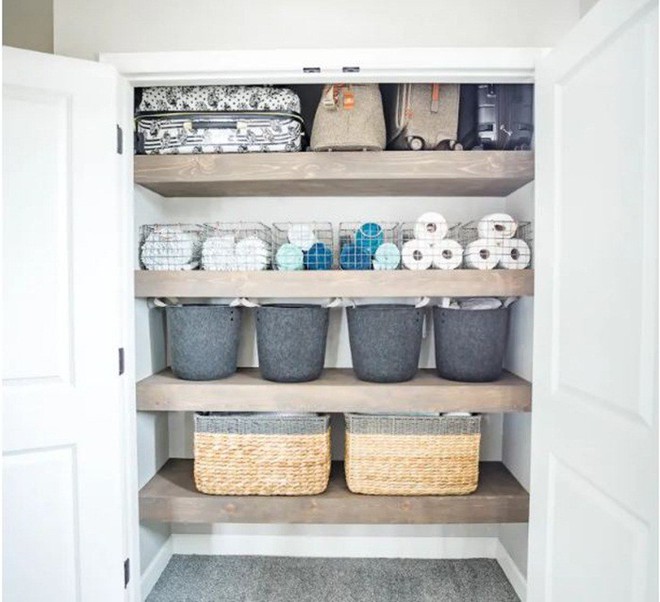 Mẹo sắp xếp tủ đồ lưu trữ gọn xinh trong t&iacute;ch tắc - Ảnh 2.