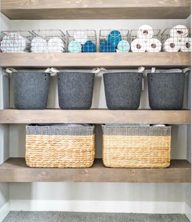 Mẹo sắp xếp tủ đồ lưu trữ gọn xinh trong t&iacute;ch tắc - Ảnh 3.