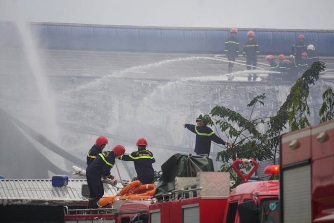Cháy lớn tại khu công nghiệp, hơn 100 cảnh sát nỗ lực dập lửa - Ảnh 8.