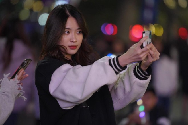 Phố đi bộ Hồ Gươm đông đúc trước thềm countdown 2023, an ninh được tăng cường các ngả - Ảnh 5.