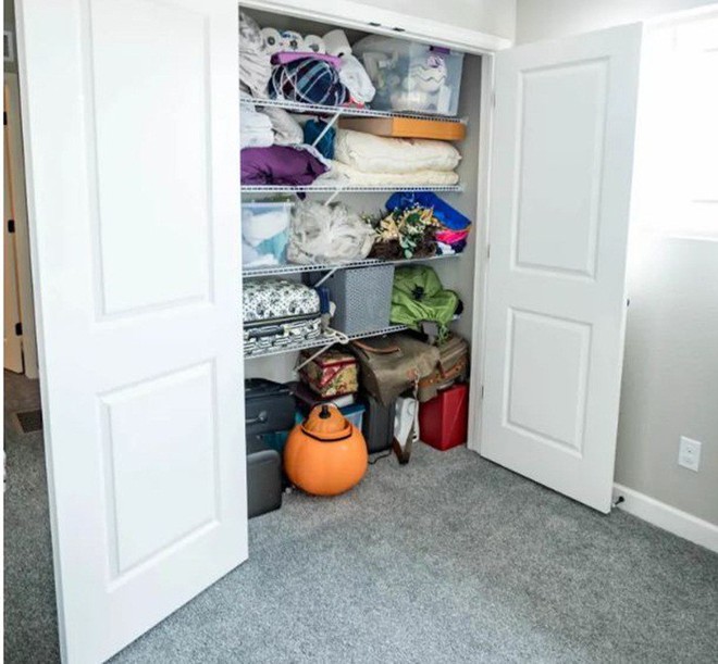 Mẹo sắp xếp tủ đồ lưu trữ gọn xinh trong t&iacute;ch tắc - Ảnh 1.