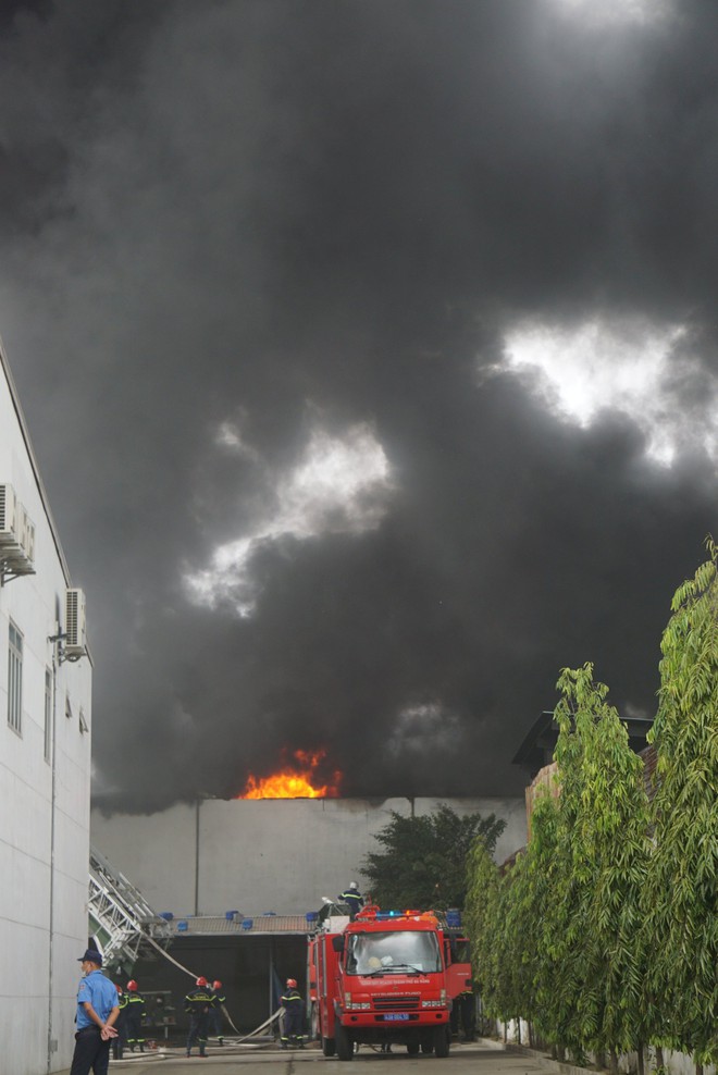 Cháy lớn tại khu công nghiệp, hơn 100 cảnh sát nỗ lực dập lửa - Ảnh 7.