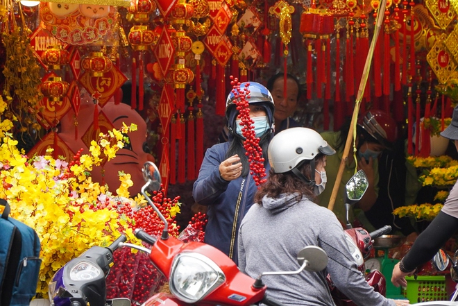 Ng&agrave;y cuối năm 2022, người d&acirc;n TP.HCM tấp nập đi mua đồ trang tr&iacute; Tết - Ảnh 13.