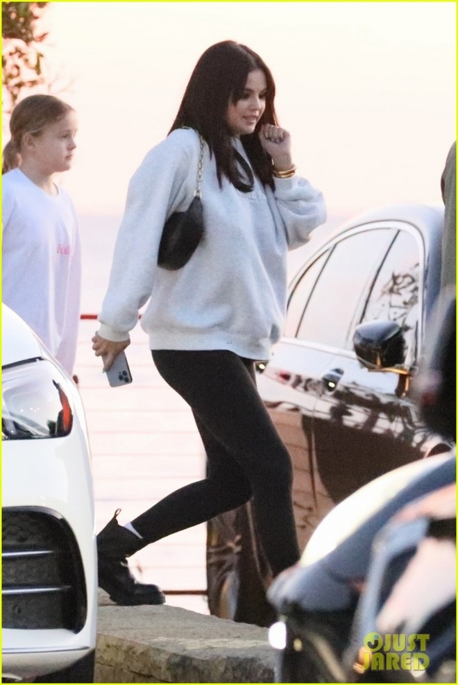 Selena Gomez vui vẻ đến Mexico c&ugrave;ng vợ chồng Brooklyn Beckham trước thềm năm mới - Ảnh 6.