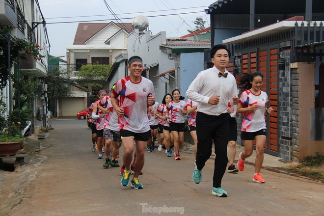 Chú rể cùng 30 người chạy bộ hơn 31 km đi đón dâu - Ảnh 8.