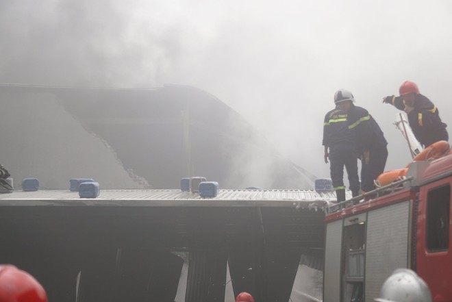 Cháy lớn tại khu công nghiệp, hơn 100 cảnh sát nỗ lực dập lửa - Ảnh 6.